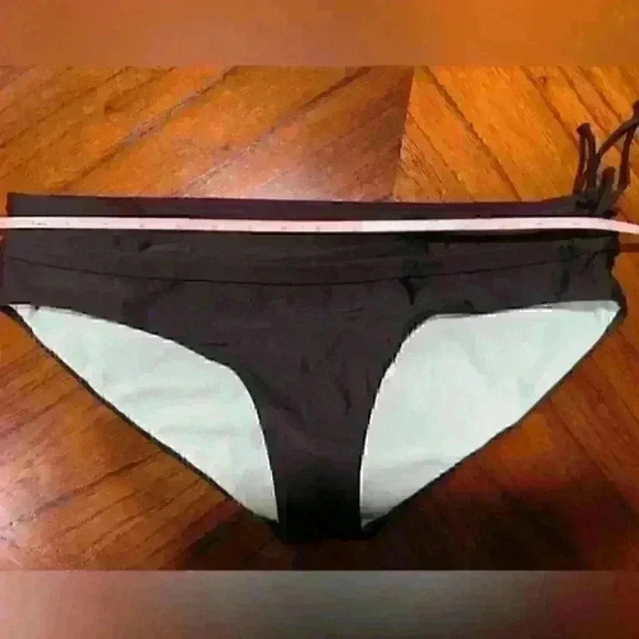 These are great new with tags Prana swim Iona bottoms size XL. - Picture 4 of 4